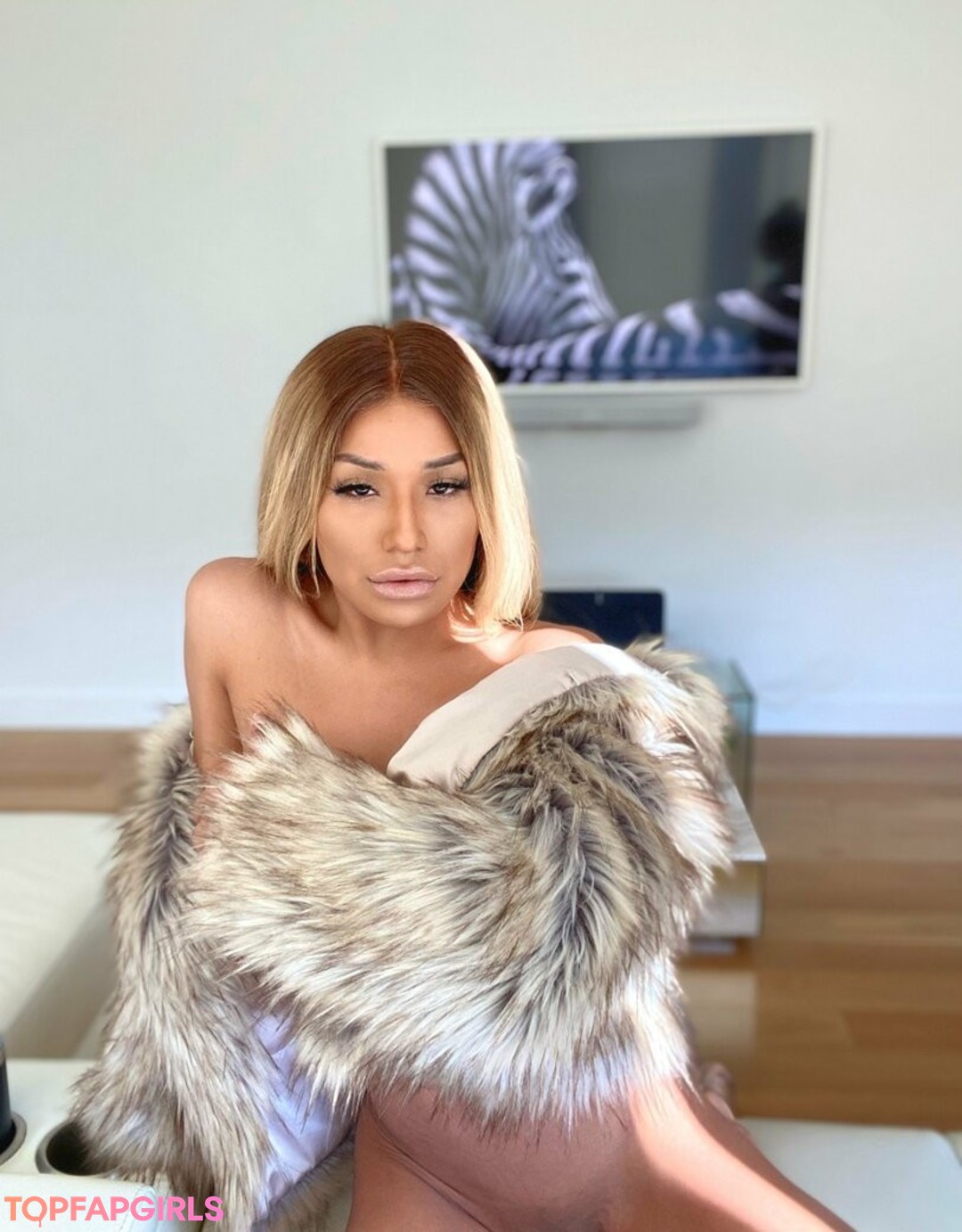 thessupreme modèle nu archive