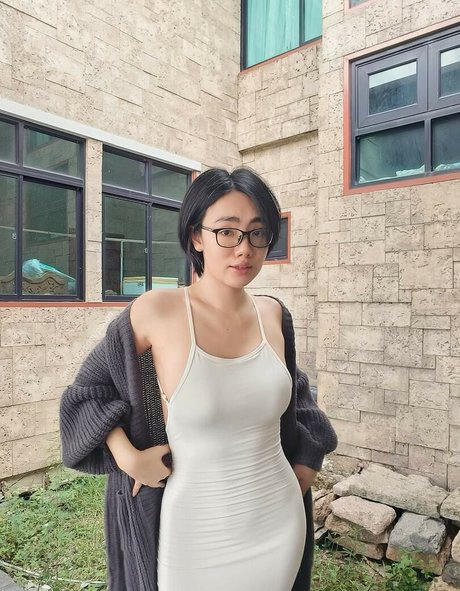 Poon Wrunya star du porno adulte des photos