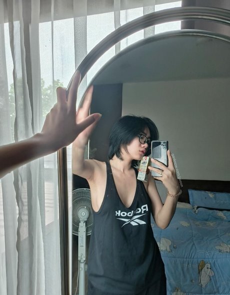 Poon Wrunya modèle artistique image