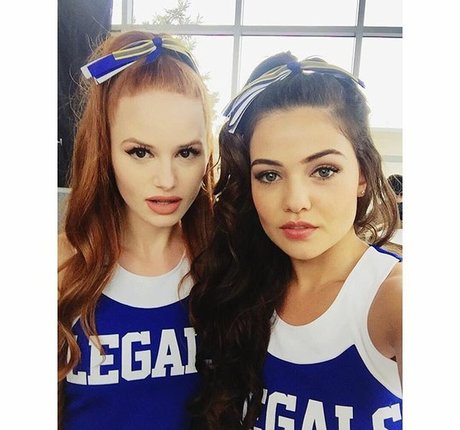 Madelaine Petsch star du porno adulte galeries