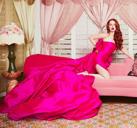 Madelaine Petsch modèle sexy img