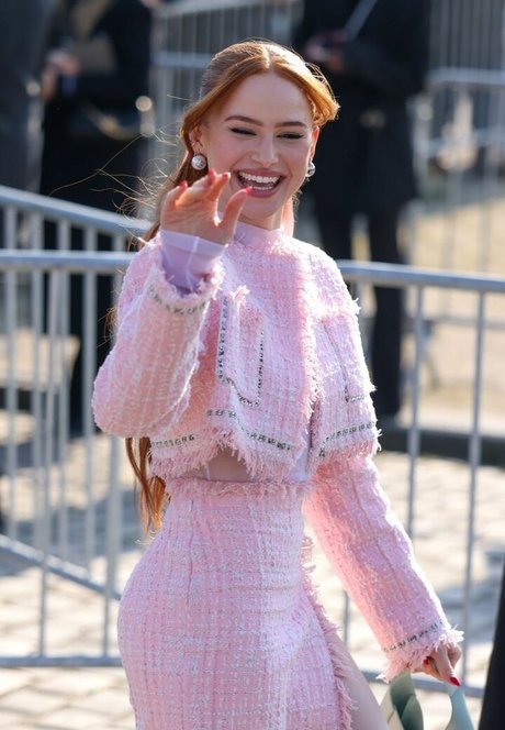 Madelaine Petsch modèle pornographique collection