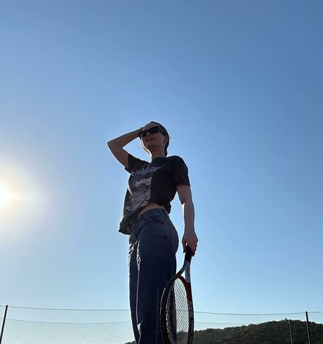 Madelaine Petsch modèle xxx des photos