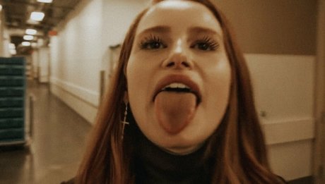 Madelaine Petsch modèle parfait galeries