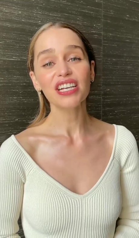 Emilia Clarke art étoile des photos