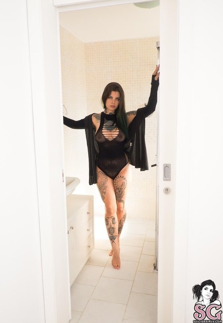 Marjo Suicide modèle nu img