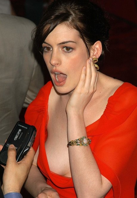 Anne Hathaway modèle nu des photos