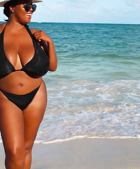 Monique Cooper art de star du porno archive