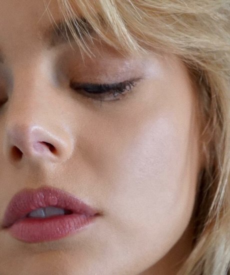 Samara Weaving nus de stars du porno photo