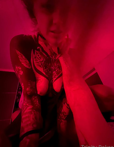 Trinity Eclectic actrice sexy images