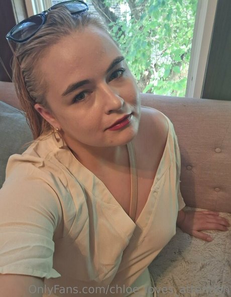 chloe loves attention modèle chaud image