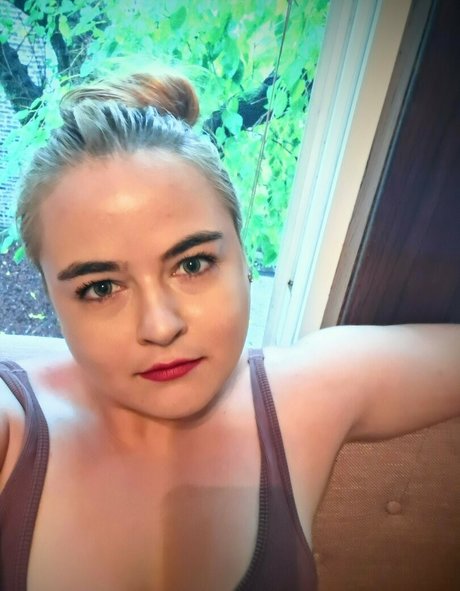 chloe loves attention modèle adulte galeries