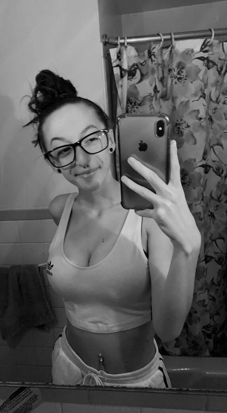 FrontDeskLady actrice xxx image