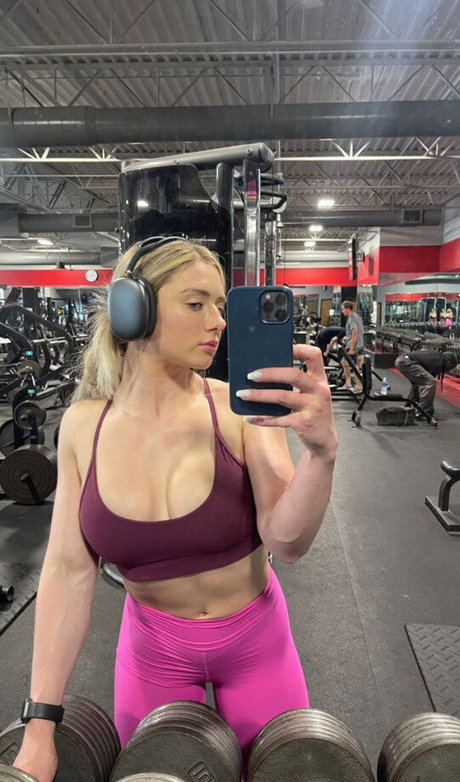 milf aux cheveux noirs onlyfans sympa érotique des photos