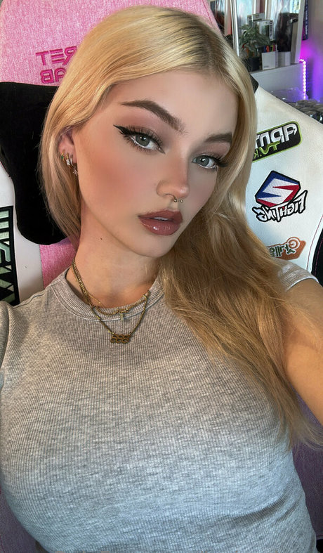 femmes célèbres onlyfans assez pornographique image