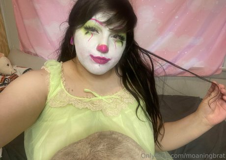 moaningbrat modèles nus images