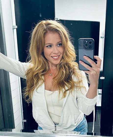 Chrissie Mayr art de star du porno photos