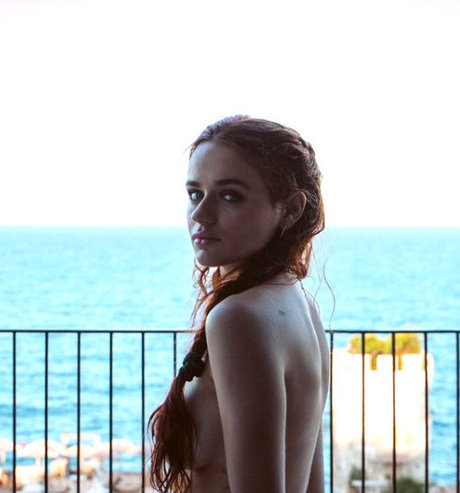 Joey King modèle magnifique collection