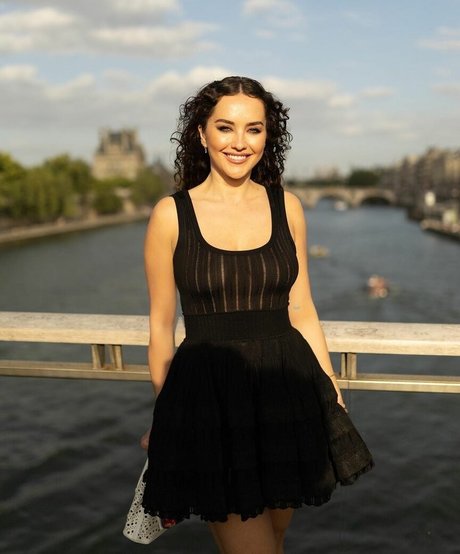 Elena Ora étoile chaude des photos