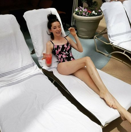 Emma Dumont star du porno gratuit images