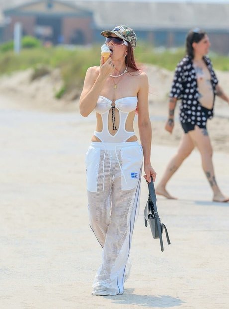 Julia Fox nus étoiles collection