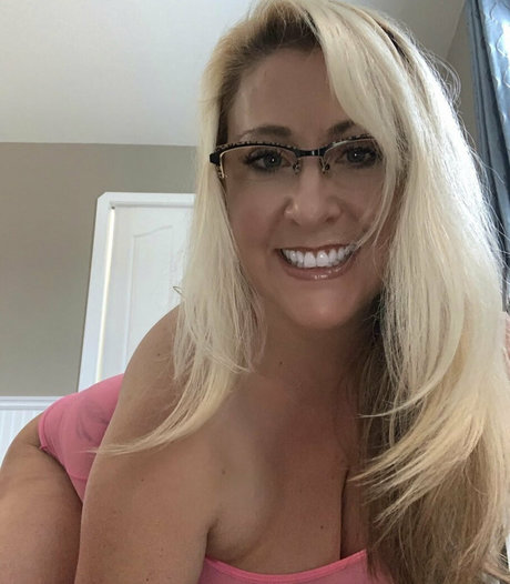 chaton courbé onlyfans érotique sympa photo