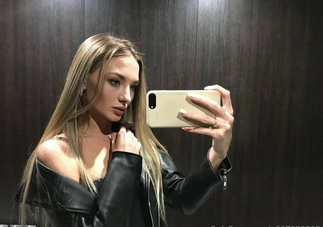 Dirtyelsa actrice sexy image