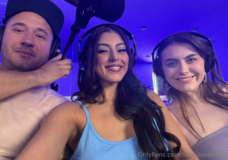 Sophialeonexo actrice sexy photos