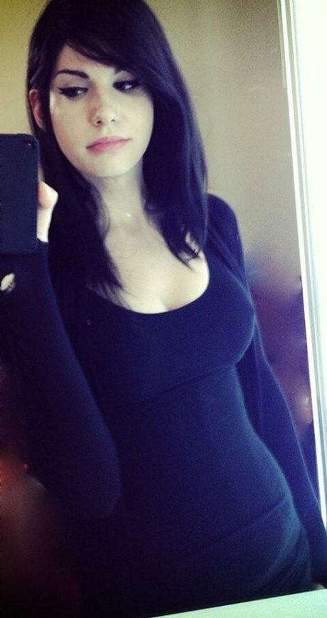 Kalindra Chan star du porno en haute qualité images