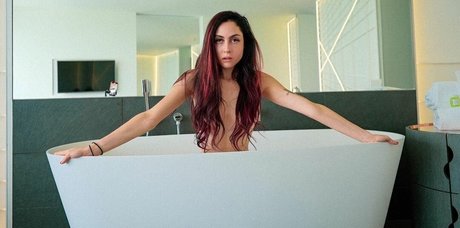 rousse tatouée onlyfans art parfait image