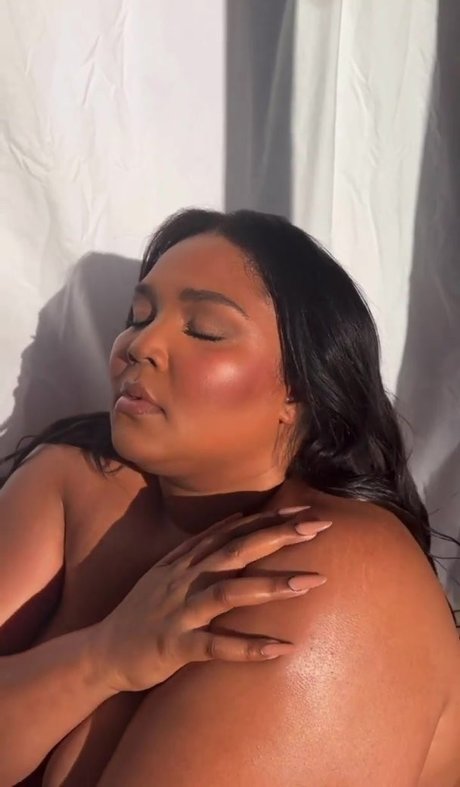 Lizzo modèle xxx image