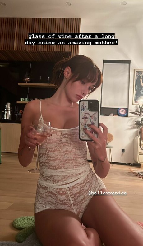 Olivia OBrien mannequin photo