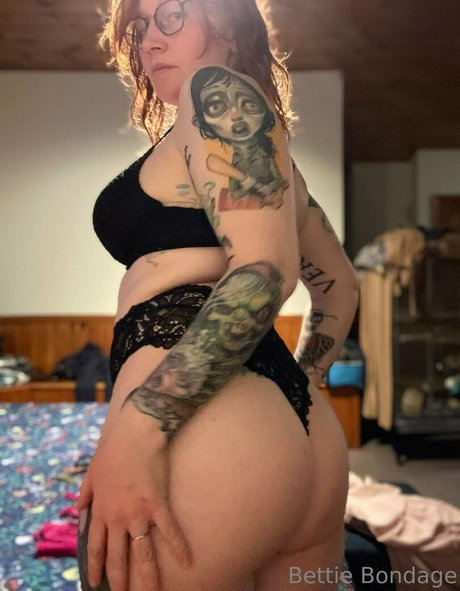 Bettie Bondage modèle xxx img