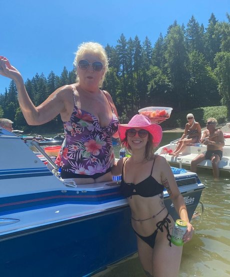 Emily Mello modèle de sexe des photos