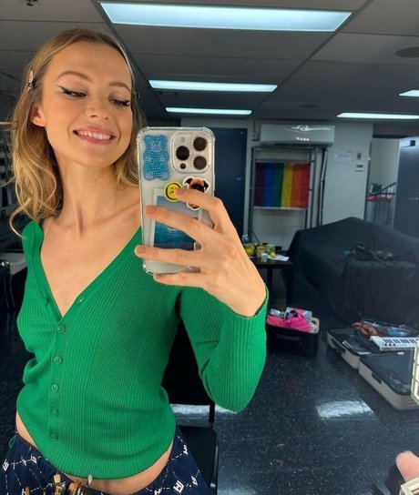 Angele Van Laeken star érotique photo