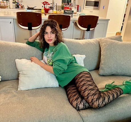 Nadine Velazquez modèle sympa photos