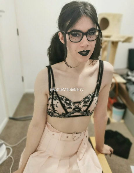 LittleMapleBerry modèle érotique galerie