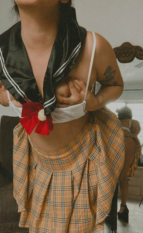 helloaliza modèle érotique photo