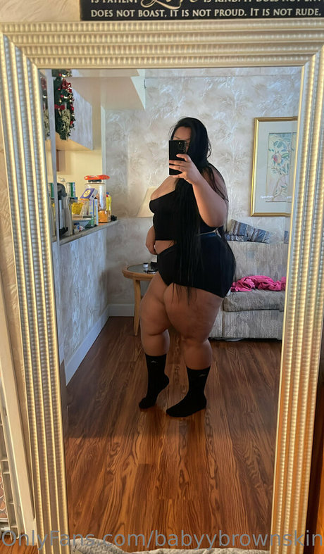 babyybrownskinfree beau modèle des photos