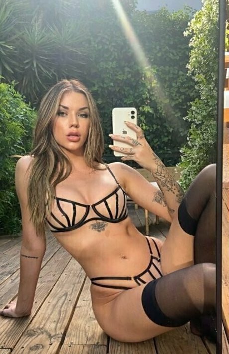 itssaraxo modèle de haute qualité image