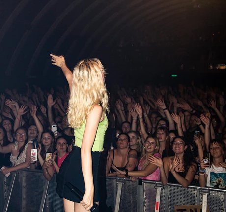 Maisie Peters étoile érotique archive