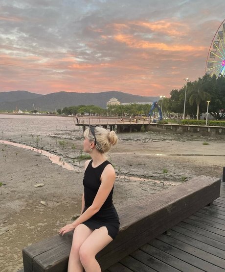 Maisie Peters sexe star du porno img