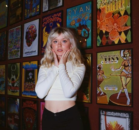 Maisie Peters actrice adulte archive