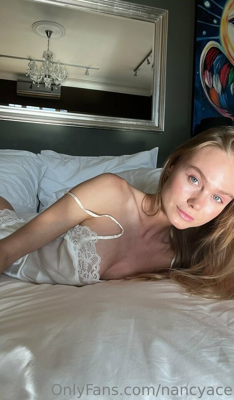 NancyAce nus star du porno photos