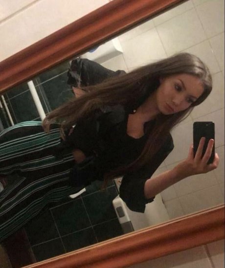 Elise Clayton actrice nue galeries