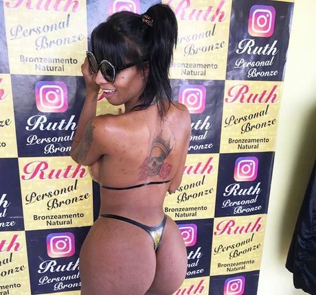 Carine Kishi modèle de sexe des photos