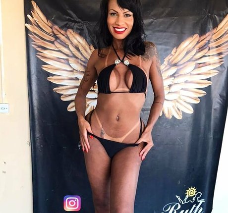 Carine Kishi star du porno en haute qualité img