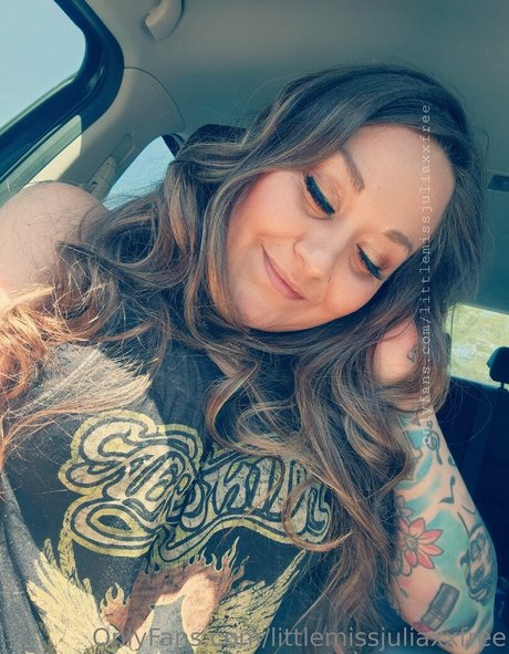 littlemissjuliaxxfree modèle sympa des photos