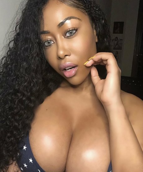 chatte chauve onlyfans haut por photos