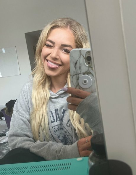 Courtney Taylor modèle magnifique galerie